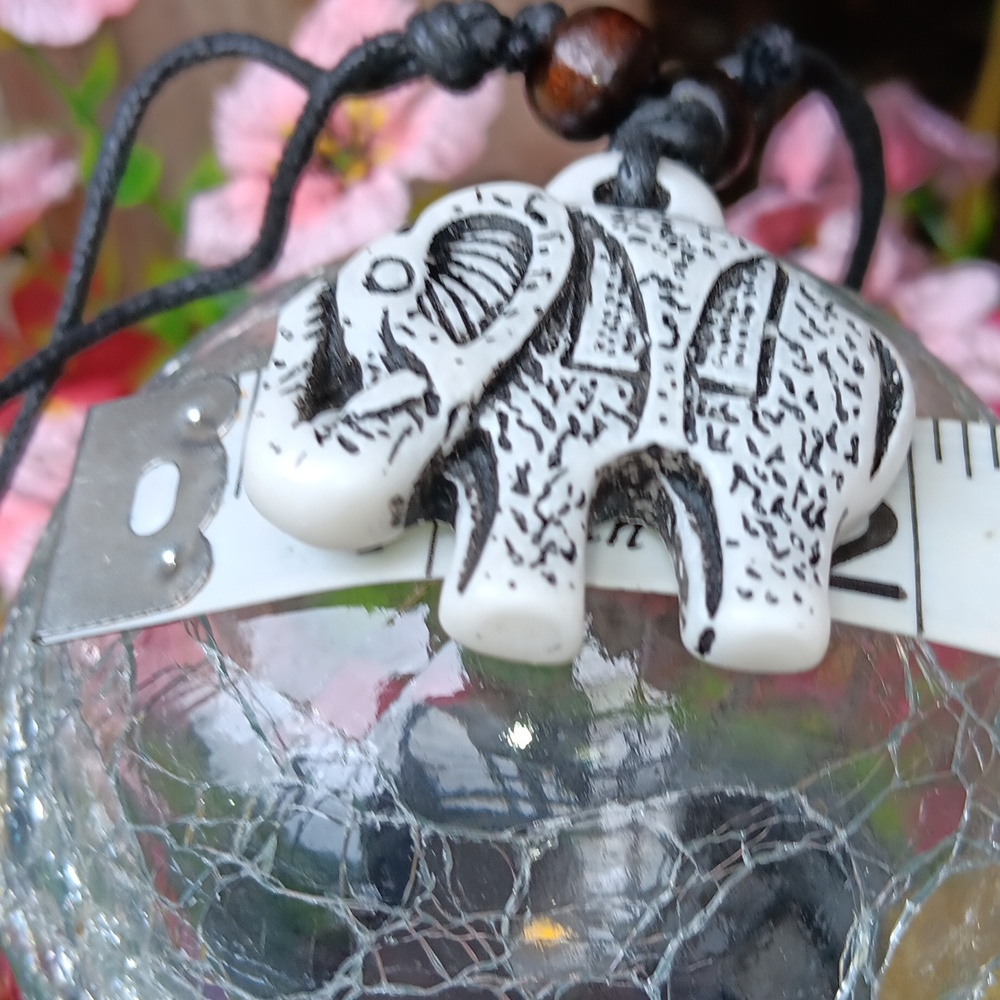 🆕️ARTISAN CARVED RESIN HIGHLY DETAILED ELEPHANT NECKLACE(EL3) - Picture 11 of 15